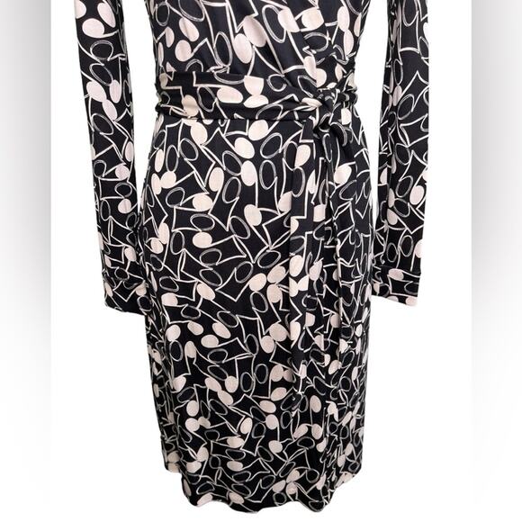 Diane von Furstenberg Black & White Squiggle Print Wrap Dress Size 2 - Picture 3 of 14